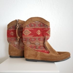 Minnetonka Baja tapestry boots NWT